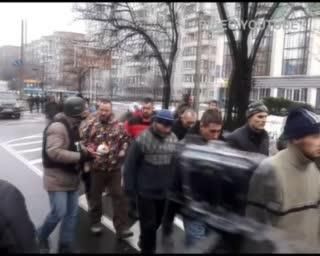 Пленных “киборгов” ведут Донецком