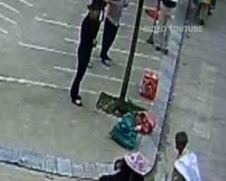Колесо від вантажівки ледь не вбило людину у Китаї