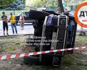 В Киеве пьяная женщина опрокинула “кубик” Mercedes (ФОТО) В Киеве пьяная женщина опрокинула “кубик” Mercedes (ФОТО)