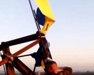 Над оккупированной Горловкой установили флаг Украины (видео 18+) Над оккупированной Горловкой установили флаг Украины (видео 18+)