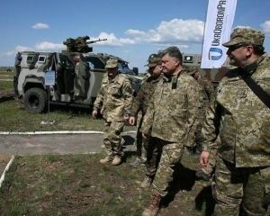 Порошенко: Сергію, я хочу, щоб мені називали ціни в гривнях, а не в доларах (відео) Порошенко: Сергію, я хочу, щоб мені називали ціни в гривнях, а не в доларах (відео)