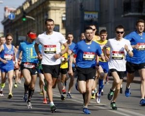 Трагедия на марафоне в Киеве: бегун умер после часа реанимации (фото, видео) Трагедия на марафоне в Киеве: бегун умер после часа реанимации (фото, видео)