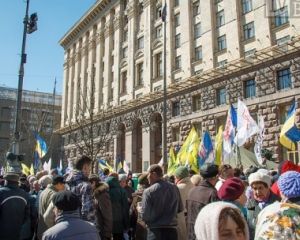 Під Київрадою мітингувальники не знають, які прапори тримають (відео) Під Київрадою мітингувальники не знають, які прапори тримають (відео)