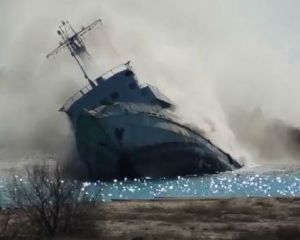 У Криму затоплять українські кораблі У Криму затоплять українські кораблі
