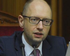 Втомлений Яценюк зробив Раді пропозицію (+відео) Втомлений Яценюк зробив Раді пропозицію (+відео)