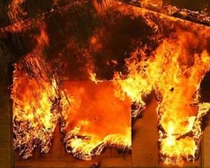 На Троещине от окурка загорелась многоэтажка (фото) На Троещине от окурка загорелась многоэтажка (фото)