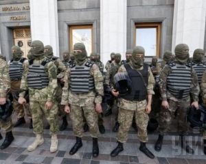 Спецбатальон ”Київ-1” виловлює бойовиків у Святогірську Спецбатальон ”Київ-1” виловлює бойовиків у Святогірську