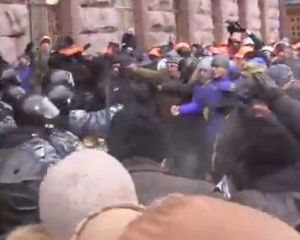 “Беркут” штурмує КМДА. Пряма трансляція