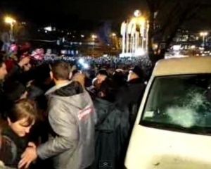 На Євромайдані бійка зі сльозогінним газом, на людей йдуть тисяча спецпризначенців (фото, відео) На Євромайдані бійка зі сльозогінним газом, на людей йдуть тисяча спецпризначенців (фото, відео)