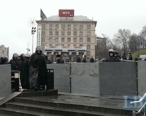 “Беркут” окружил по периметру Майдан (фото, видео) “Беркут” окружил по периметру Майдан (фото, видео)