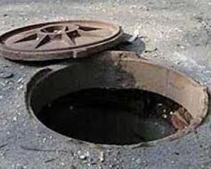 На Сумщині жінка впала в каналізацію і просиділа ніч у холодній воді На Сумщині жінка впала в каналізацію і просиділа ніч у холодній воді