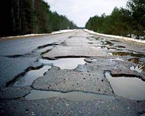 Украина скатилась на 144 место в мире из 148 по качеству дорог