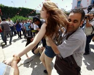 Суд в Тунисе освободил раскаявшихся активисток Femen Суд в Тунисе освободил раскаявшихся активисток Femen