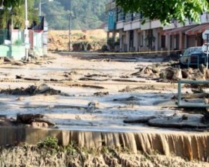 Грязевой оползень накрыл улицы и автостраду в Малайзии Грязевой оползень накрыл улицы и автостраду в Малайзии