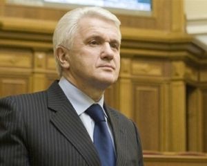 Депутати розбирають картки для голосування Депутати розбирають картки для голосування