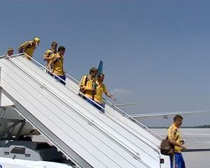 Збірну України в Донецьку зустрічали з короваєм… і афроамерканцями (відео ICTV) Збірну України в Донецьку зустрічали з короваєм… і афроамерканцями (відео ICTV)