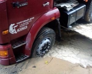 Грузовик KAMAZ провалился под асфальт в Киеве (ФОТО)