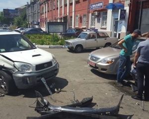 Неуправляемый автомобиль разбил девять машин в Киеве (ФОТО)