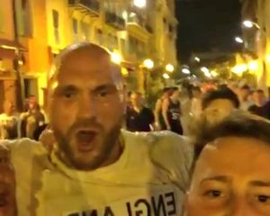 Ф’юрі п’є з уболівальниками збірної Англії у Франції (ВІДЕО) Ф’юрі п’є з уболівальниками збірної Англії у Франції (ВІДЕО)