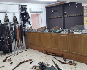 Стрельба в Казахстане: улицами Актобе бродят вооруженные люди (ВИДЕО, ФОТО) Стрельба в Казахстане: улицами Актобе бродят вооруженные люди (ВИДЕО, ФОТО)