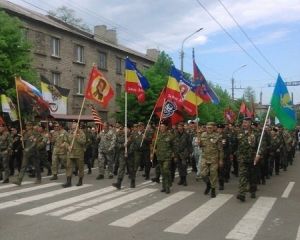 На парад в “ЛНР” люди вышли с флагами нацистов — журналист (ФОТО) На парад в “ЛНР” люди вышли с флагами нацистов — журналист (ФОТО)