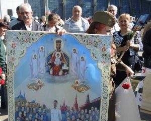 Ікона зі Сталіним і георгіївські стрічки в центрі Києва (ФОТО, ВІДЕО) Ікона зі Сталіним і георгіївські стрічки в центрі Києва (ФОТО, ВІДЕО)