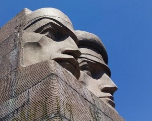 Б’ють кувалдою і свердлять перфоратором: знесення пам’ятника чекістам в Києві (ФОТО, ВІДЕО) Б’ють кувалдою і свердлять перфоратором: знесення пам’ятника чекістам в Києві (ФОТО, ВІДЕО)