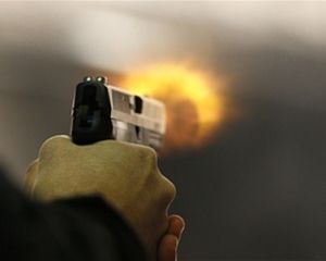 Поліцейський вистрілив у живіт хулігану, рятуючи жінку-копа Поліцейський вистрілив у живіт хулігану, рятуючи жінку-копа