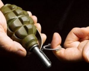 У Свердловську п’яний бойовик кинув гранату в місцевих, 6 людей поранені У Свердловську п’яний бойовик кинув гранату в місцевих, 6 людей поранені