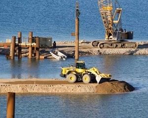 Колючий дріт біля моста: як Росія будує шлях до Криму (ФОТО) Колючий дріт біля моста: як Росія будує шлях до Криму (ФОТО)