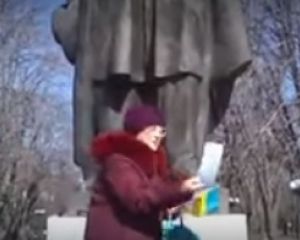 Я никого не боюсь! — бабушка читает стихи Шевченко в центре Луганска (ВИДЕО) Я никого не боюсь! — бабушка читает стихи Шевченко в центре Луганска (ВИДЕО)
