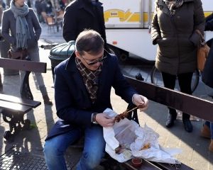 Ляшко їсть шашлик у Брюсселі на лавці (ФОТО) Ляшко їсть шашлик у Брюсселі на лавці (ФОТО)