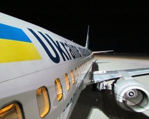 Самолет МАУ не взлетел из-за треснувшего иллюминатора Самолет МАУ не взлетел из-за треснувшего иллюминатора