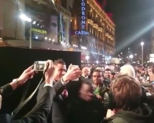 Лондонское безумие: фаны “разрывают” Роналду на селфи (ВИДЕО) Лондонское безумие: фаны “разрывают” Роналду на селфи (ВИДЕО)