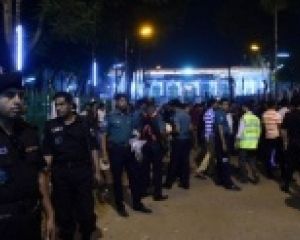 Терористи кинули 5 вибухівок у 20-тисячний натовп мусульман, є жертви (ФОТО, ВІДЕО 18+)