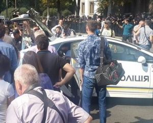 Раненого под Радой милиционера грузят в багажник Toyota Prius (ФОТО) Раненого под Радой милиционера грузят в багажник Toyota Prius (ФОТО)