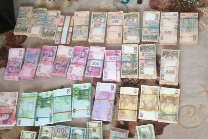 Понад 4,5 млн грн та брендові годинники: викрито конвертцентр податківців Понад 4,5 млн грн та брендові годинники: викрито конвертцентр податківців