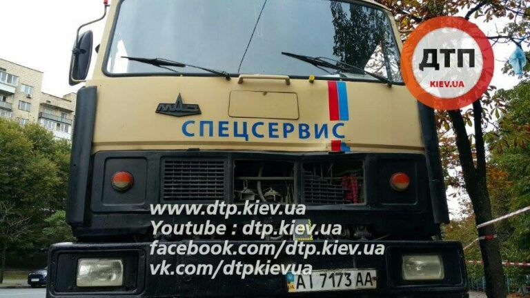 ДТП в Киеве: грузовик насмерть сбил сотрудника Нацбанка