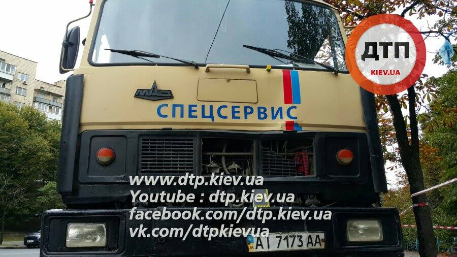 ДТП в Киеве: грузовик насмерть сбил сотрудника Нацбанка ДТП в Киеве: грузовик насмерть сбил сотрудника Нацбанка