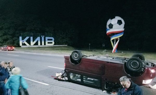 Под Киевом пьяный водитель на BMW врезался в микроавтобус с людьми Под Киевом пьяный водитель на BMW врезался в микроавтобус с людьми