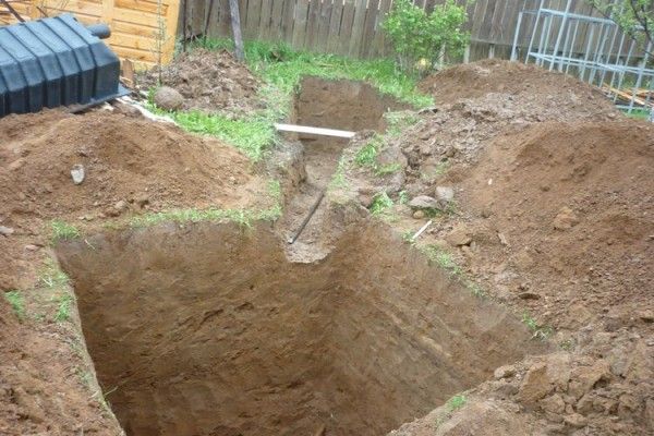 Смертельное ЧП в Харькове: женщина упала в котлован