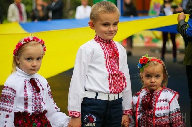 Українці діти у вишиванках