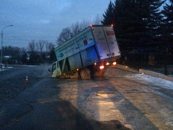 Во Львове грузовик провалился под асфальт