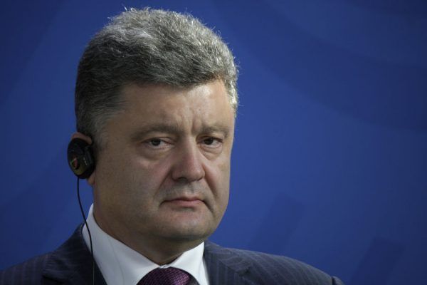 Порошенко прервал визит в Германию из-за ЧС в Авдеевке Порошенко прервал визит в Германию из-за ЧС в Авдеевке