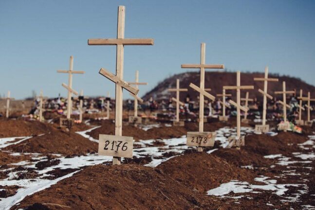В Донецке нашли более 100 свежих могил боевиков
