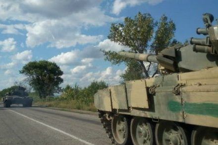 Росія стягує “парадну” техніку на Донбас
