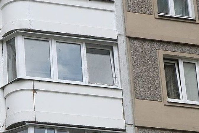 В России женщина свесила младенца с балкона