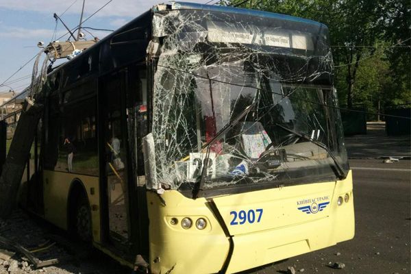 ДТП у Києві: тролейбус з пасажирами врізався в бетонний стовп ДТП у Києві: тролейбус з пасажирами врізався в бетонний стовп