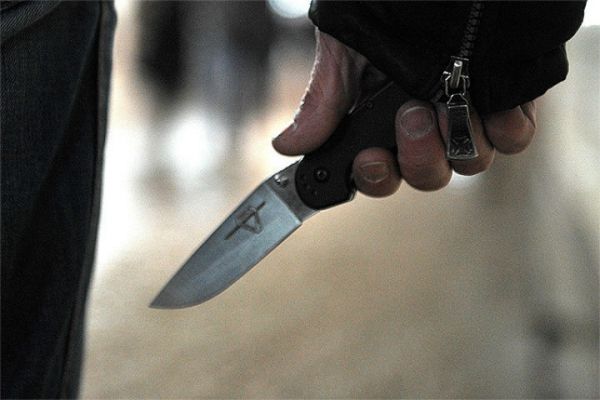 В Киеве мужчина с ножом напал на 15-летнюю девочку из-за 30 грн В Киеве мужчина с ножом напал на 15-летнюю девочку из-за 30 грн