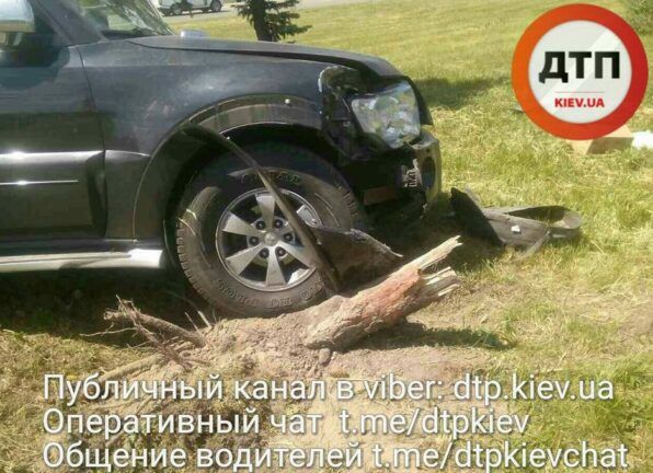У Києві джип з дітьми у салоні протаранив дерево